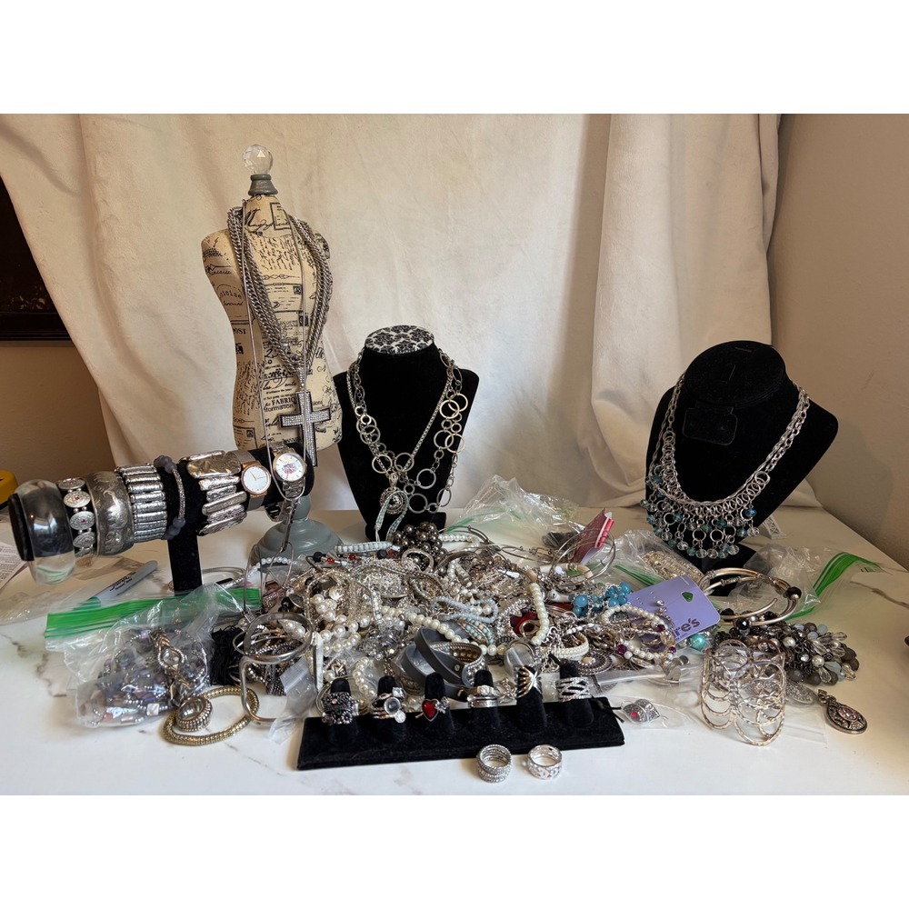 6lbs Jewelry Lot Silver Tone Rings, Skagen,Erica Lyons,Trifari, Rhinestones - Picture 11 of 11
